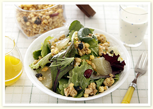 グラノーラたっぷりサラダ